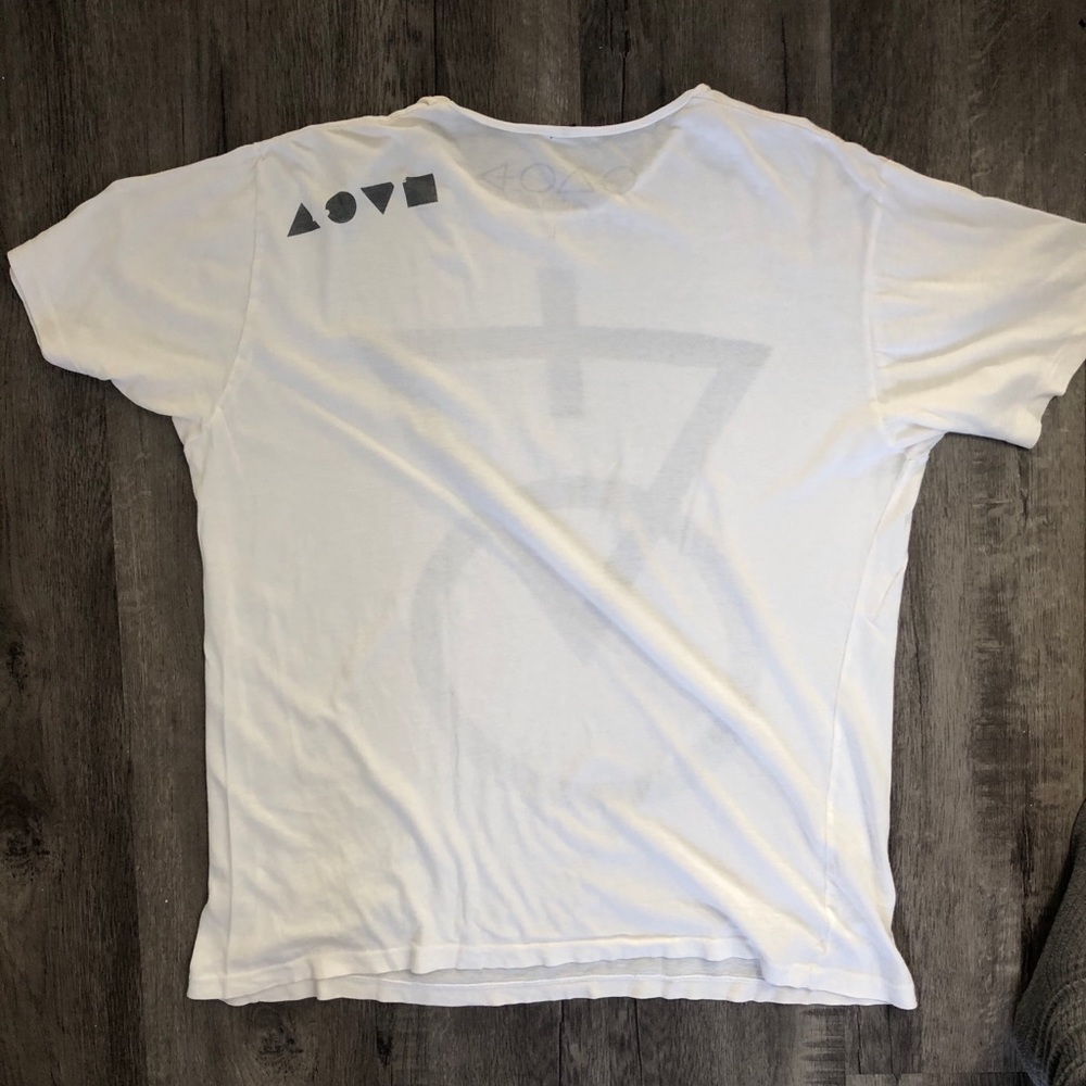 White tee - Picture 2 of 3